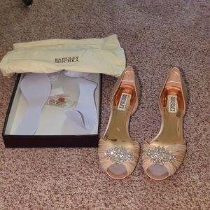 NEW Badgley Mischka Champagne Satin Peep Toe pumps